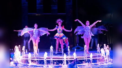 Ein 40-köpfiges Artisten-Ensemble zeigt Höchstleistungen auf der Bühne, im Wasser und in der Luft. (Foto: Sergiy Platonoff)