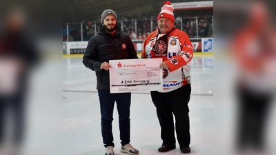 Armin Fichter vom EHC-Fanclub von 1979 (rechts) übergab einen Scheck für den EHC-Nachwuchs an den zweiten Vorsitzenden Ferdinand Bacher. (Foto: smg/EHC)