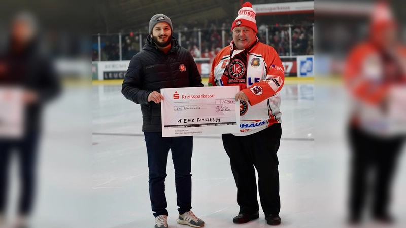Armin Fichter vom EHC-Fanclub von 1979 (rechts) übergab einen Scheck für den EHC-Nachwuchs an den zweiten Vorsitzenden Ferdinand Bacher. (Foto: smg/EHC)