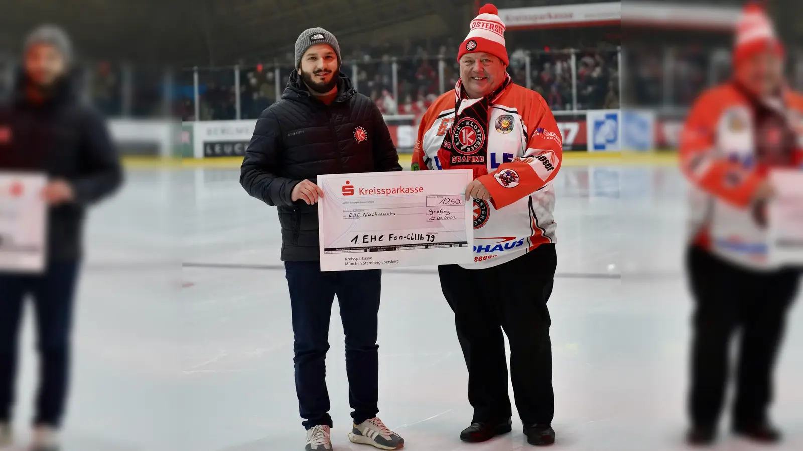 Armin Fichter vom EHC-Fanclub von 1979 (rechts) übergab einen Scheck für den EHC-Nachwuchs an den zweiten Vorsitzenden Ferdinand Bacher. (Foto: smg/EHC)