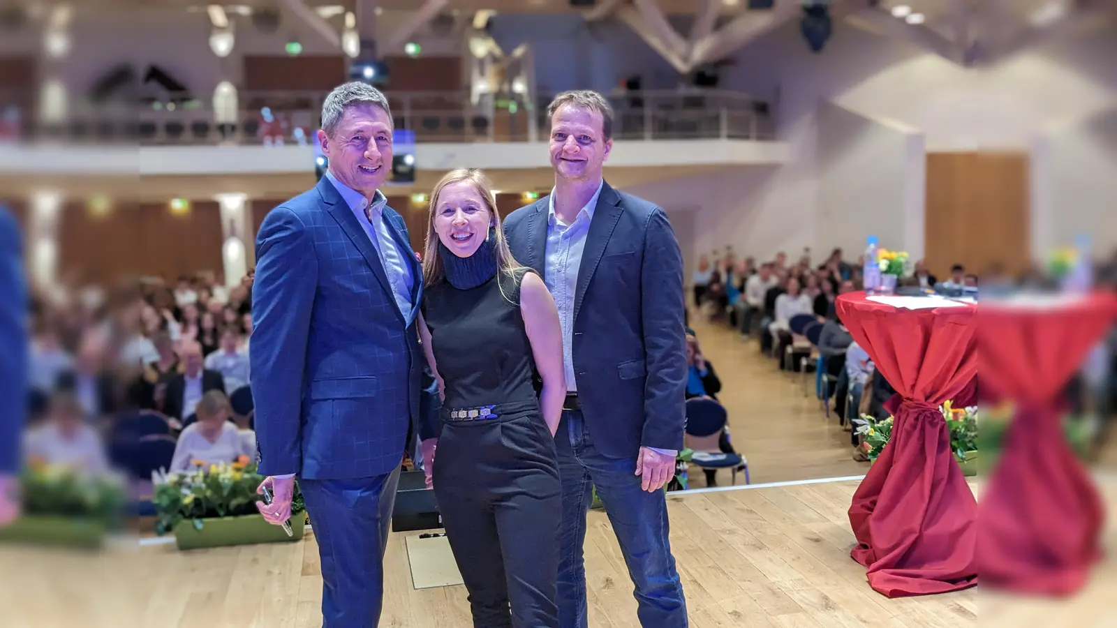 Bewegung auf der Bühne: Erster Bürgermeister Christoph Böck und Moderatorin Sophie Kompe gratulieren Karateweltmeister Andy Schnirel im gut besetzten Festsaal.  (Foto: VA)