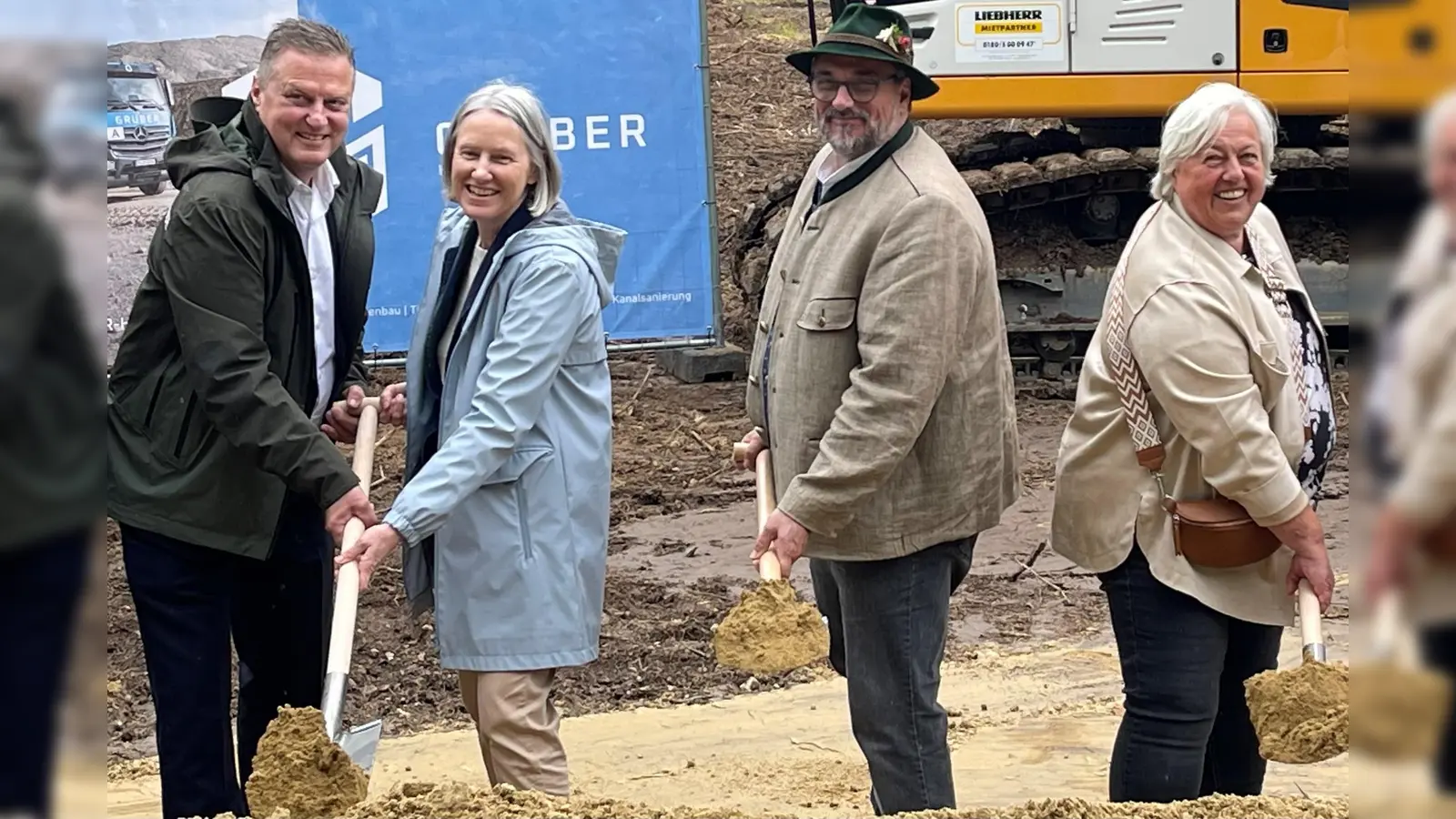 Beim ersten Spatenstich für den Windpark im Hofoldinger Forst (v.l.): BaySF-Vorstandsvorsitzender Martin Neumeyer, Ministerialdirigentin Monika Rauh, Otterfings Bürgermeister Michael Falkenhahn und Sauerlachs Bürgermeisterin Barbara Bogner. (Foto: hw)