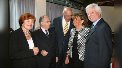 19 Jahre stehen die Mahnmale zum Gedenken an den Evakuierungsmarsch aus dem KZ Dachau. Zum Festakt nach Gauting kamen viel Vertreter aus Israel und Deutschland. „Wir haben ein entspanntes und zugeneigtes Verhältnis“, betonte Brigitte Servatius in ihrer Rede. V.l. Brigitte Servatius, Abba Naor, Uri Chanoch, Charlotte Knobloch und Ekkehard Knobloch. (Foto: US)