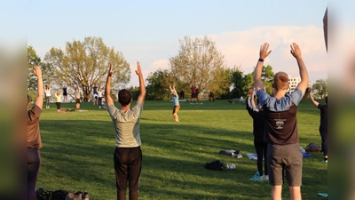 Die Stadt hat viel Sport im Angebot – wie hier das Lederhosentraining im Olympiapark. Mit der Teilnahme an der Online-Umfrage kann man helfen, das Sportprogramm noch weiter zu verbessern. (Foto: mha)