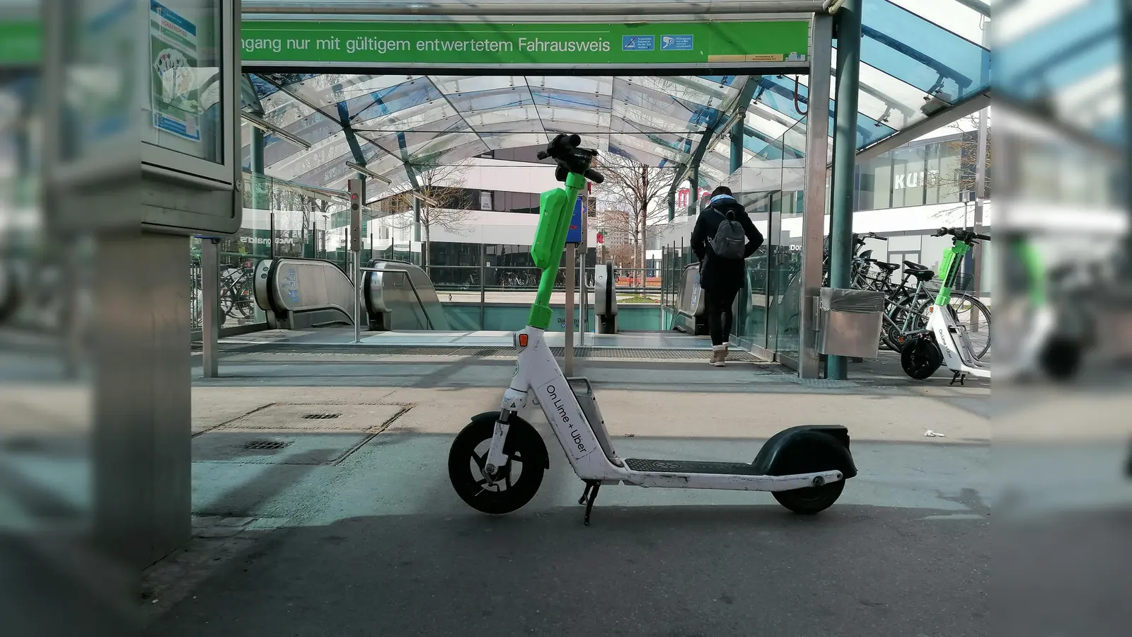 Am U-Bahnhof Dülferstraße steht dieser Scooter im Weg. (Foto: job)