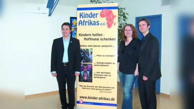 Die Vorstandsmitglieder des Vereins „Kinder Afrikas e.V.” (v.l.): Richard Pöschl (Vorsitzender), Petra Gruber (Schatzmeisterin) und Daniel Oehm (Stellvertreter). (Foto: pi)