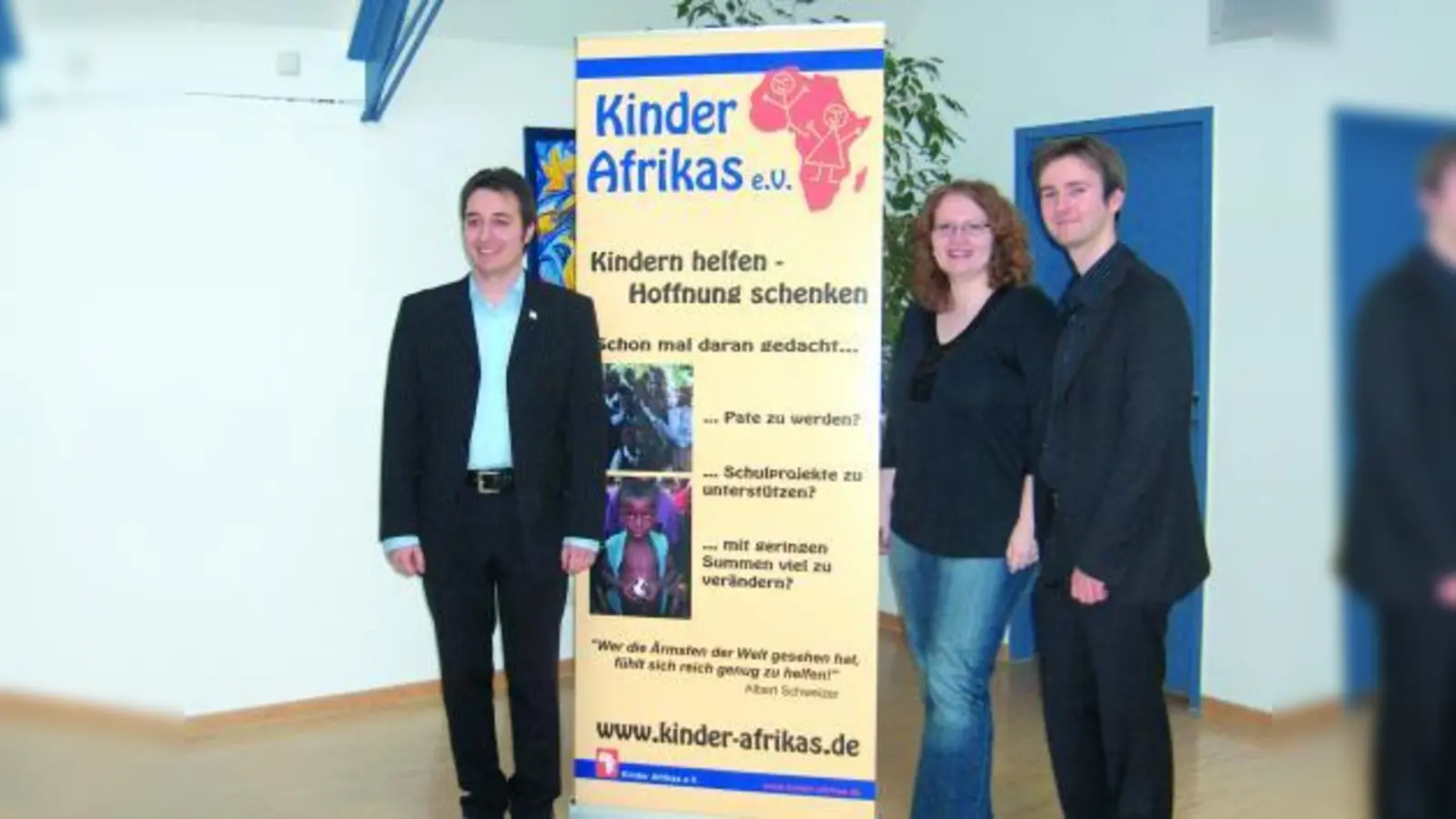 Die Vorstandsmitglieder des Vereins „Kinder Afrikas e.V.” (v.l.): Richard Pöschl (Vorsitzender), Petra Gruber (Schatzmeisterin) und Daniel Oehm (Stellvertreter). (Foto: pi)