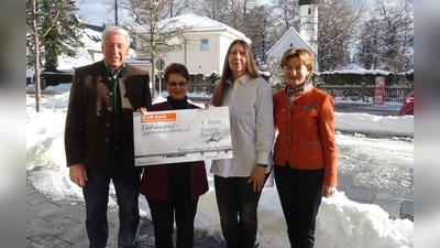 V.l.: Gustav Huber (Geschäftsführer Bürgerstiftung) überreichte Karin Wolf (1. Vorsitzende Seniorenhilfe), Britta Acquistapace (geschäftsführende Leitung Seniorenhilfe) und Barbara Scheitz (Vorstand Bürgerstiftung).einen Scheck über 1.000 Euro. (Foto: Bürgerstiftung)