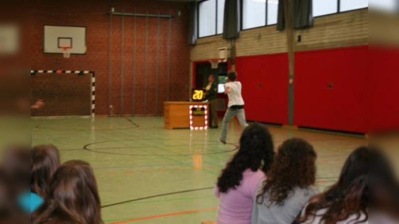 Mit dem „Elektronischen Zeigefinger” konnten Schüler der Georg-Büchner-Realschule feststellen, welche Geschwindigkeit sie beim Laufen erreichen. (Foto: tg)