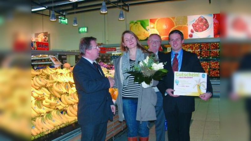 Glückliche Gewinnerin: Peter Rottmann von Chiquita, HIT-Marktleiter Peter Breyer und HIT-Einkäufer Mark Estelmann (v.l.) überreichten Marie Weusmann den &#39;Gutschein und einen Blumenstrauß. (Foto: bb)