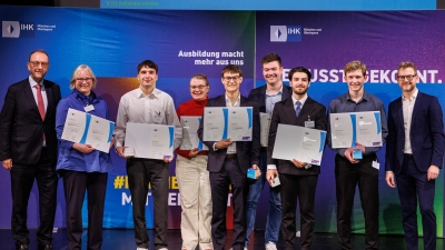 Reinhard Häckl (links), Vorsitzender des IHK-Regionalausschusses Landsberg, und Jens Wucherpfennig (rechts) von der IHK für München und Oberbayern, gratulieren den Spitzen-Absolventen Max Felzmann (5.v.l.), Benedikt Rieger (3.v.r.), Jakob Bißle (2.v.r.) und Gregor Horner (3.v.l.) aus dem Landkreis sowie ihren Ausbildern und Lehrkräften. (Foto: Matthias Balk / IHK München und Oberbayern)