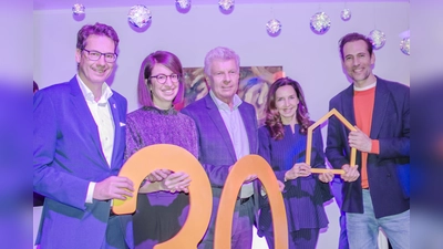 Kinderhilfe-Vorstand Adrian Köstler, Hausleitung Claire Heinrich, Oberbürgermeister Dieter Reiter, Schirmfrau Clarissa Käfer, Schirmherr Alexander Mazza (v. l.) beim Jubiläumsempfang (Foto: Donald's Kinderhilfe Stiftung)