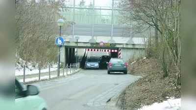 Die Bahnunterführung der Allacher Straße ist ein Nadelöhr. Um es schnell hinter sich zu lassen, geben viele Autofahrer (zu viel) Gas. (Foto: sb)