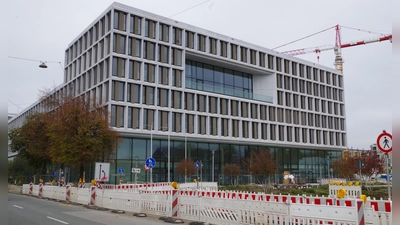 Bürger wünschen sich mehr Bäume vor das neue Justizzentrum und verabschiedeten bei der Bürgerversammlung einen entsprechenden Antrag.  (Foto: Beatrix Köber)