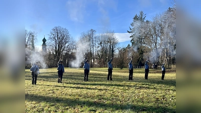 Neujahrsbrauch vor Menzinger Kulisse: „Das Anböllern und Anblasen des neuen Jahres ist ein guter Brauch, den wir gern am Leben halten“, so Johann Menzinger vom Trachtenverein D'Würmtaler Menzing e.V. (Foto: Ulrike Seiffert)