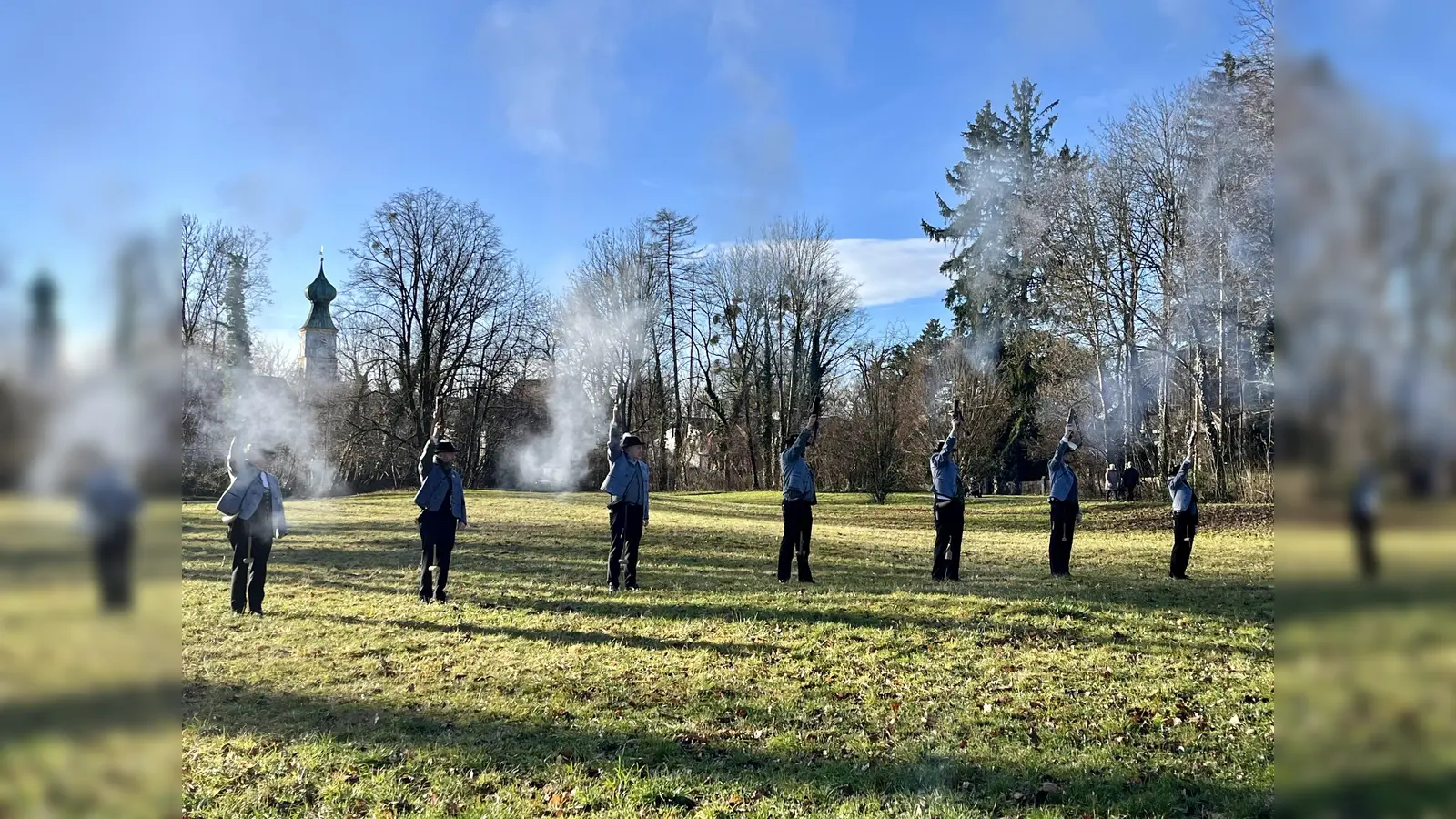 Neujahrsbrauch vor Menzinger Kulisse: „Das Anböllern und Anblasen des neuen Jahres ist ein guter Brauch, den wir gern am Leben halten“, so Johann Menzinger vom Trachtenverein D'Würmtaler Menzing e.V. (Foto: Ulrike Seiffert)