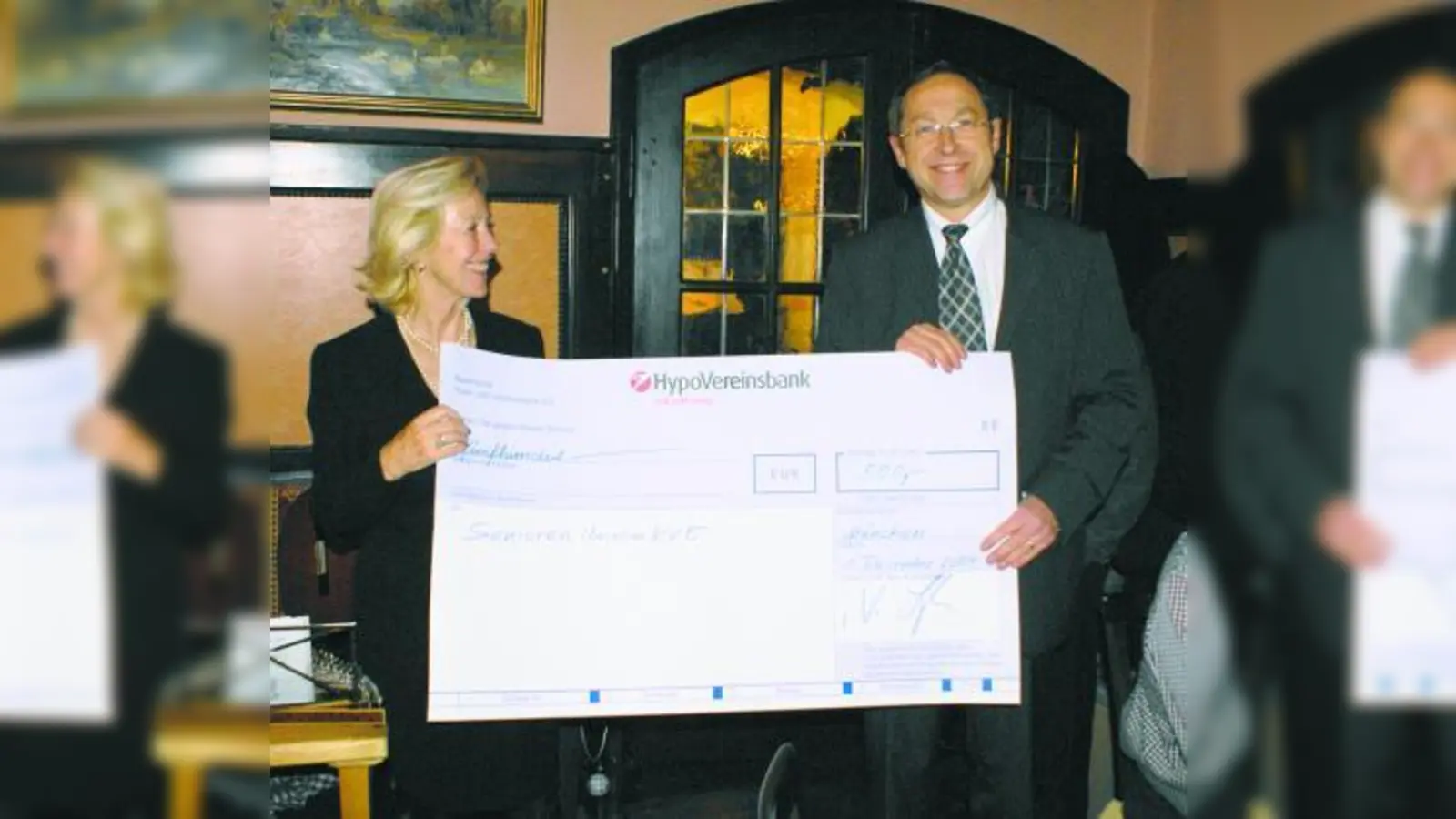 Max Straßer überreichte bei der Weihnachtsfeier der Senioren Union im Metzgerwirt einen Scheck über 500 Euro an Vorsitzende Margot Günther. (Foto: K.D. Schmidt)