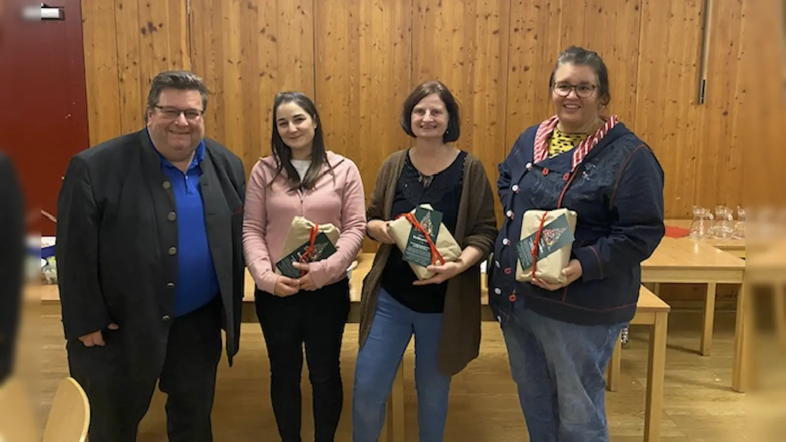 Von links nach rechts: Pfarrer Martin Cambensy sowie Selena Ruberto, Petra Weber und Susanne Ferrari von der Caritas München West/Moosach. (Foto: privat)