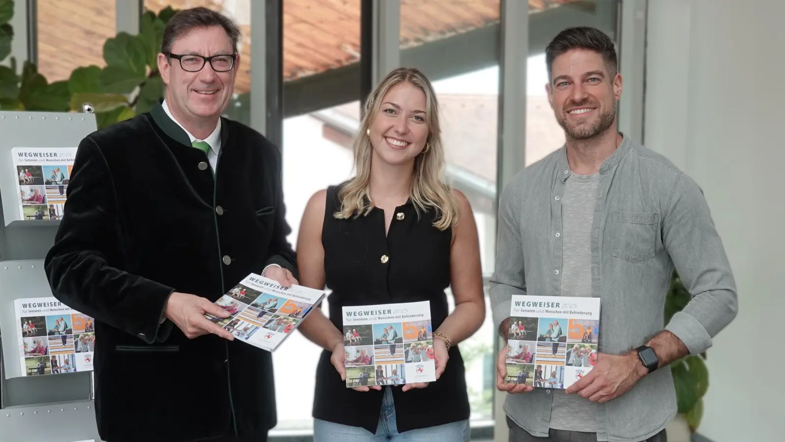 Von links: Erdings Landrat Martin Bayerstorfer, Lena Maierhofer (Sozialplanung) und Andreas Renner (Fachbereichsleiter FB22 Soziales) mit der neuen Auflage des Wegweisers für Senioren und Menschen mit Behinderung. (Foto: Landratsamt Erding)