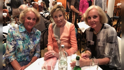 Die Kessler-Zwillinge Alice und Ellen, hier mit Antje Kühnemann (Bildmitte), besuchten gerne Veranstaltungen in ihrer Wahlheimat Grünwald.  (Foto: hw)