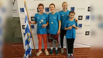 Die erfolgreichen Schwimmer: (v. l.) Gregor Bechold, Christoph Höllriegel, Jette Lenz und Charlotte Nilsson.  (Foto: VA)