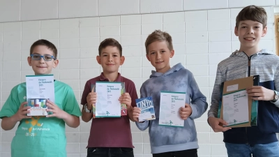 Vier Schüler erhielten beim Känguru-Wettbewerb 2025 eine besondere Auszeichnung. (Foto: Grundschule an der Kleinfeldstraße)