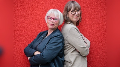 Bringen Buch-Neuerscheinungen zur Herbstlese mit: Sabine Zaplin (l.) und Tanja Weber. (Foto: Werner Gruban)