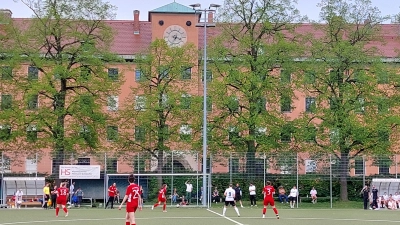 Wird an der Dietrichstraße weiterhin Bayernliga-Fußball gespielt? Der SC Amicitia München (rot) hat es nicht mehr in der eigenen Hand. (Archivbild: bas)