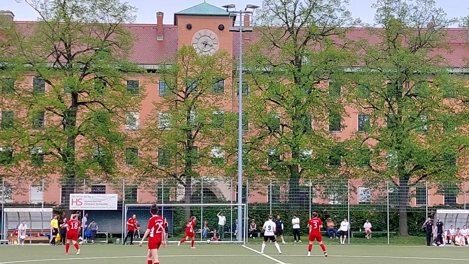 Wird an der Dietrichstraße weiterhin Bayernliga-Fußball gespielt? Der SC Amicitia München (rot) hat es nicht mehr in der eigenen Hand. (Archivbild: bas)