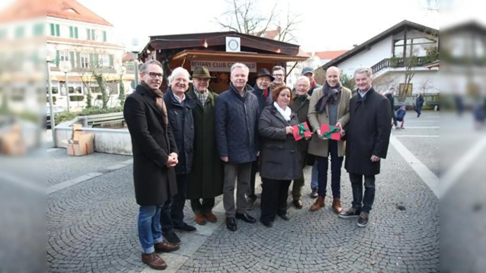 Patrick Rinke, Jens Oldenbourg, Jochen Reuther, Jan Neusiedl, Eike Bracklo, Jürgen Steuer, Rüdiger v. Michaelis, Wolfgang Stoiber, Thomas Sicheneder, Volker Gerlach, im Vordergrund Sandra Hammerl bei der Spendenübergabe (v.l.).  (Foto: RCG)