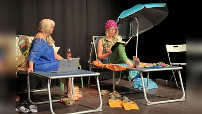 Claudia Westhagen (links) und Katharina Schweissguth verwirklichen ihr Werk „Flip Flops”. (Foto: Lothar Thiel)