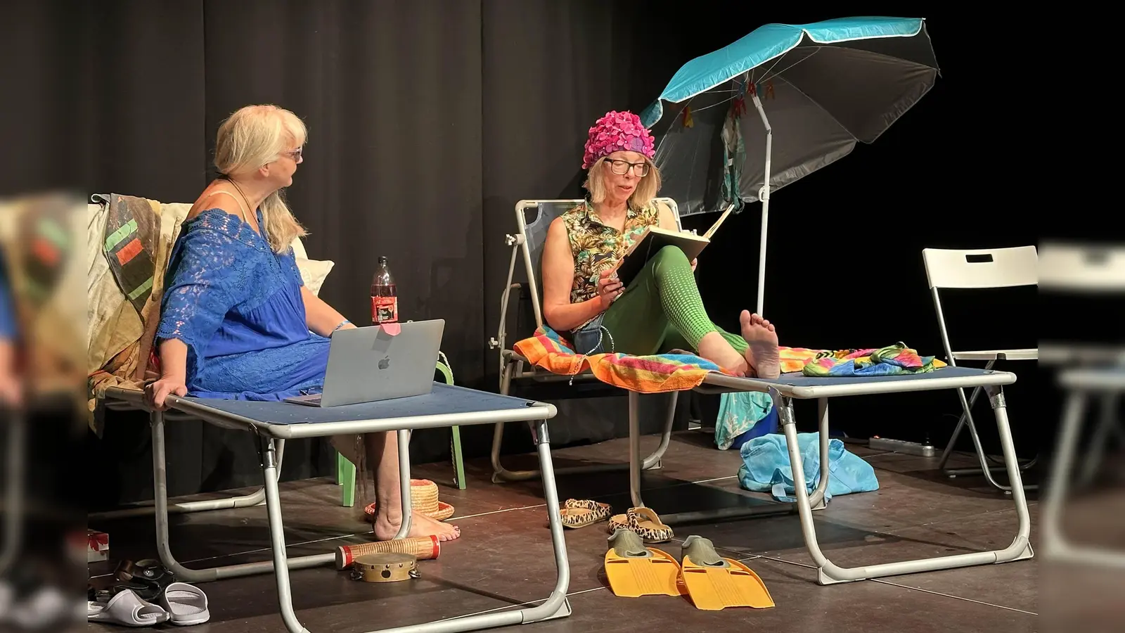 Claudia Westhagen (links) und Katharina Schweissguth verwirklichen ihr Werk „Flip Flops”. (Foto: Lothar Thiel)