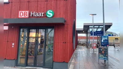 Wegen dem Einsatz war der Bahnhof Haar abgesperrt. Der Zugverkehr blieb eine Viertelstunde lang eingestellt.  (F.: bas)