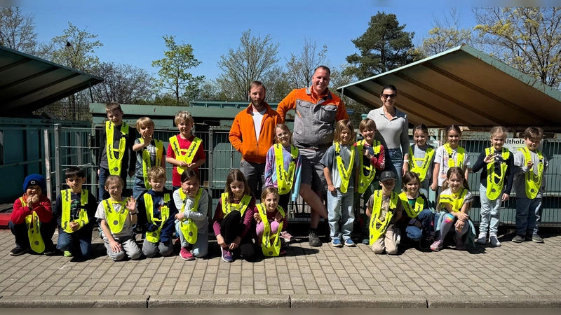 Die Klasse 2a mit ihrer Lehrkraft Frau Schöberl und zwei Mitarbeitern bei der Erkundung des Wertstoffhofs. (Foto: Sch)