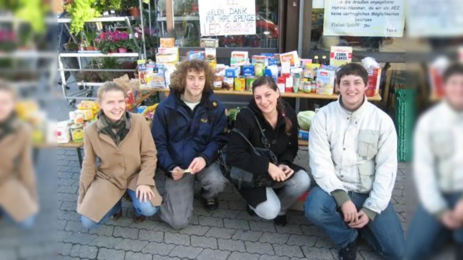 Einige Mitglieder des Germeringer LEO Clubs bei der Aktion „Ein Teil mehr“: (von links) Constance Tittus, Tobias Böttger, Lucia Steckeler und Axel Lamers. (Foto: Jutta Lamers)