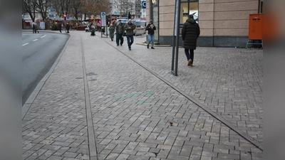 Wo ist hier am Harras der Gehweg, wo der Radlweg? (Foto: job)