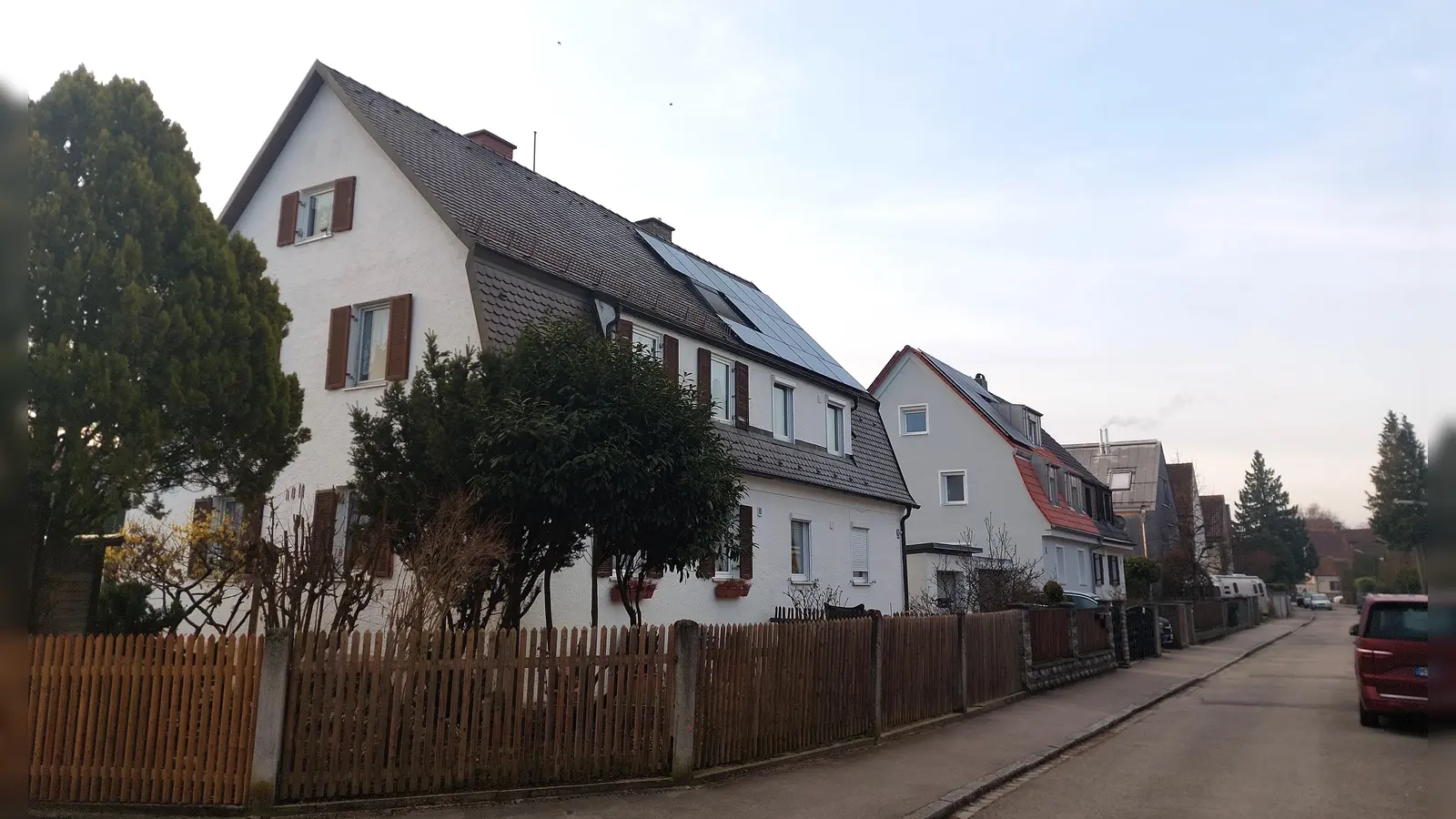 Die Heimstättensiedlung ist ab den 1920er-Jahren entstanden. In der Wemdinger Straße ist der Gartenstadtcharakter der Siedlung besonders gut erkennbar. (Foto: bas)