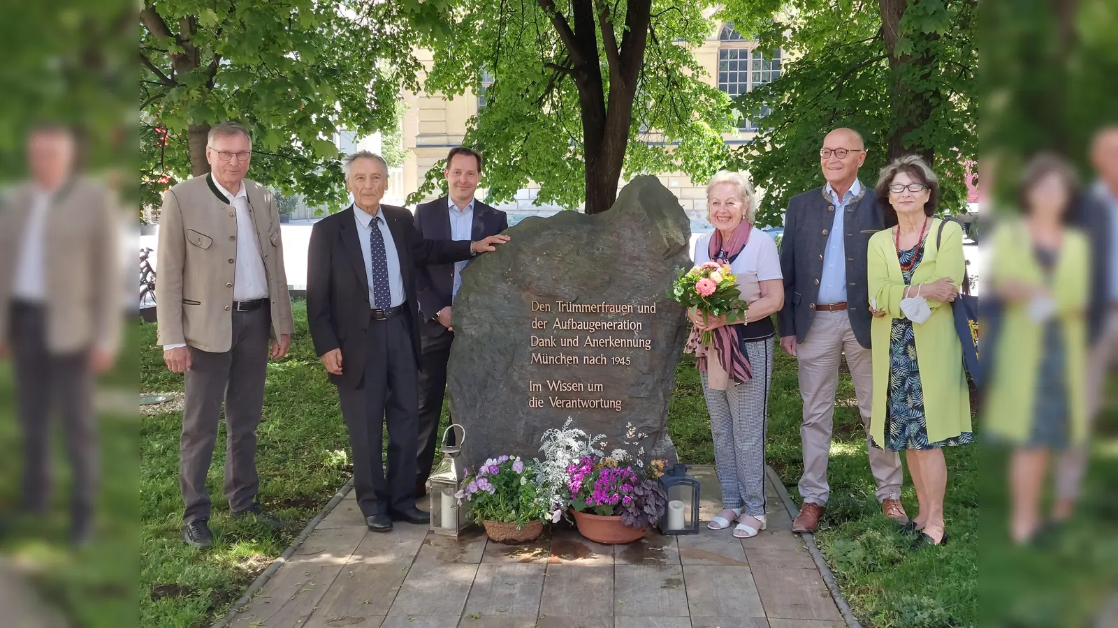 Im Zuge der Gedenkfeier wurden Blumen am Gedenkstein abgelegt: v.l. Johannes Singhammer, Reinhold Babor, Andreas Babor, Margot Günther, Bernhard Loos und Franziska Miroschnikoff. (Foto: Gabriele Schmoll)