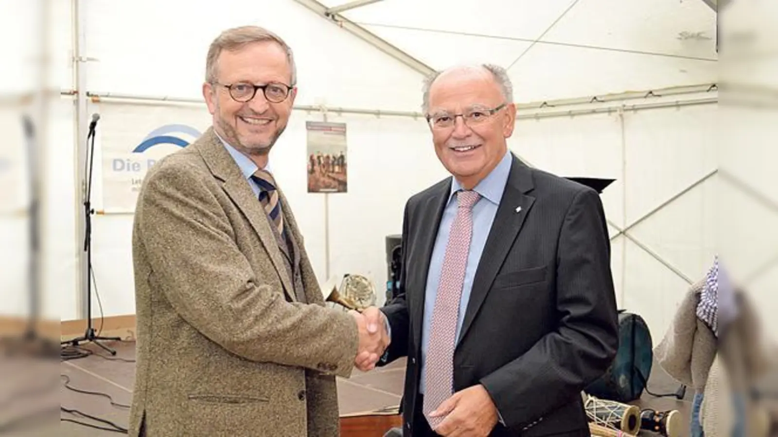 Bezirkspräsident Josef Mederer gratuliert Geschäftsführer Paul Schlierf-Motejzik zum 20-jährigen erfolgreichen Bestehen der Behinderteneinrichtung »Die Brücke«.	 (Foto: ar)