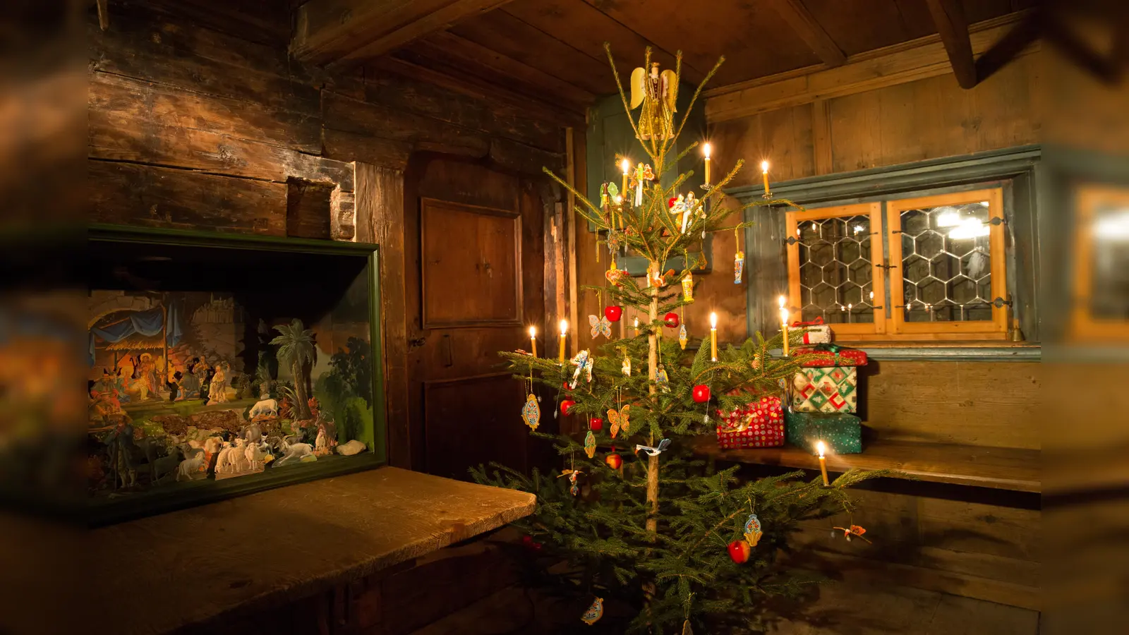 Der Christbaum bringt das Licht in die Stube. (Foto: Markus Wasmeier)