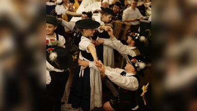 Auch die Kinder und Jugendlichen waren den Tanzauftritten am Festabend aktiv dabei. (Foto: red)