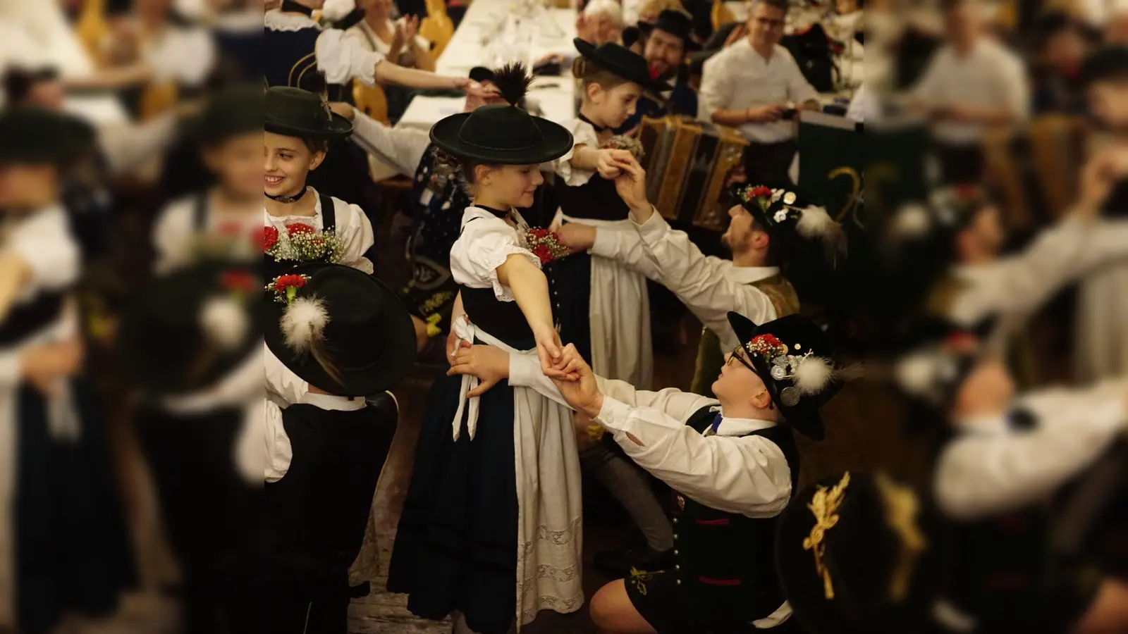 Auch die Kinder und Jugendlichen waren den Tanzauftritten am Festabend aktiv dabei. (Foto: red)