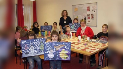 Einmal monatlich bietet Zentrumsmitarbeiterin Elke Hünsche (M.) eine Kinderaktion an: Bei „Spaß im Schnee“ im Januar wurde aus „Materialmangel“ kurzerhand und mit viel Spaß der Schneemann auf Tonpapier gemalt. (Foto: Eva Schraft)
