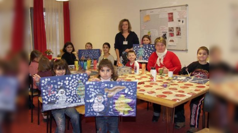 Einmal monatlich bietet Zentrumsmitarbeiterin Elke Hünsche (M.) eine Kinderaktion an: Bei „Spaß im Schnee“ im Januar wurde aus „Materialmangel“ kurzerhand und mit viel Spaß der Schneemann auf Tonpapier gemalt. (Foto: Eva Schraft)