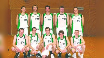 Das Regionalliga-Team des DJK Sportbund München: Basti Ebner, Marco Geidosch, Topscorer Max Maenza, Dennis Trautwein (Co-Trainer) sowie Flo Geheeb (hinten v.l.) und Spielertrainer Johannes Schweizer, Tobi Hummel, Felix Müller, Xaver Egger und Philipp Först (vorne v.l.). (Foto: H. Handwerker)