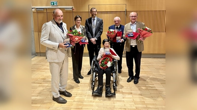 Die Bürgermedaillenträger freuen sich über Ihre Auszeichnung: v.l. Thomas Thallmair, Irmgard Franken, Bürgermeister Patrick Janik, Barbara Frey, Hans Raphael und Reinhard Dirr. (Foto: Stadt Starnberg)