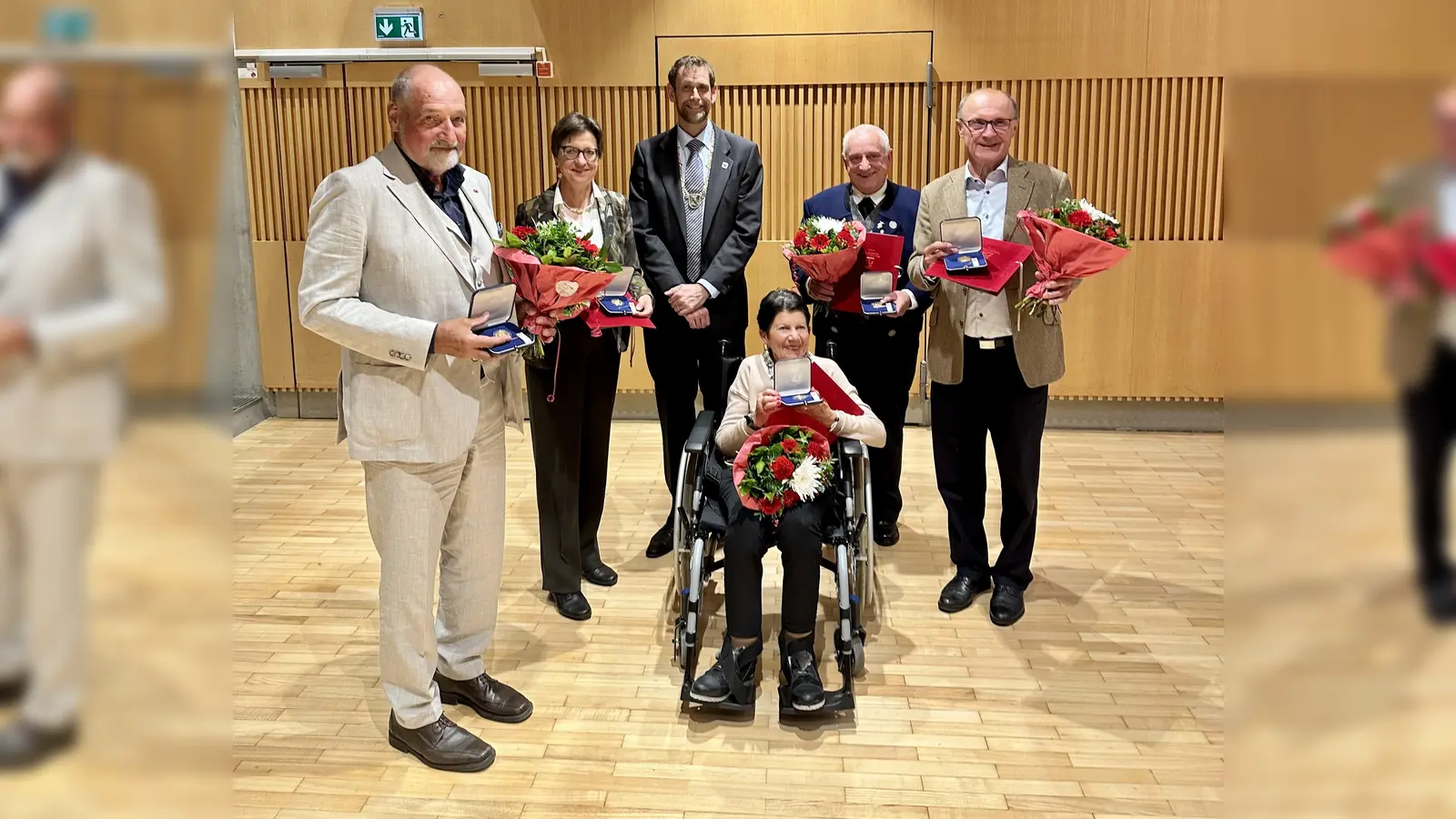 Die Bürgermedaillenträger freuen sich über Ihre Auszeichnung: v.l. Thomas Thallmair, Irmgard Franken, Bürgermeister Patrick Janik, Barbara Frey, Hans Raphael und Reinhard Dirr. (Foto: Stadt Starnberg)