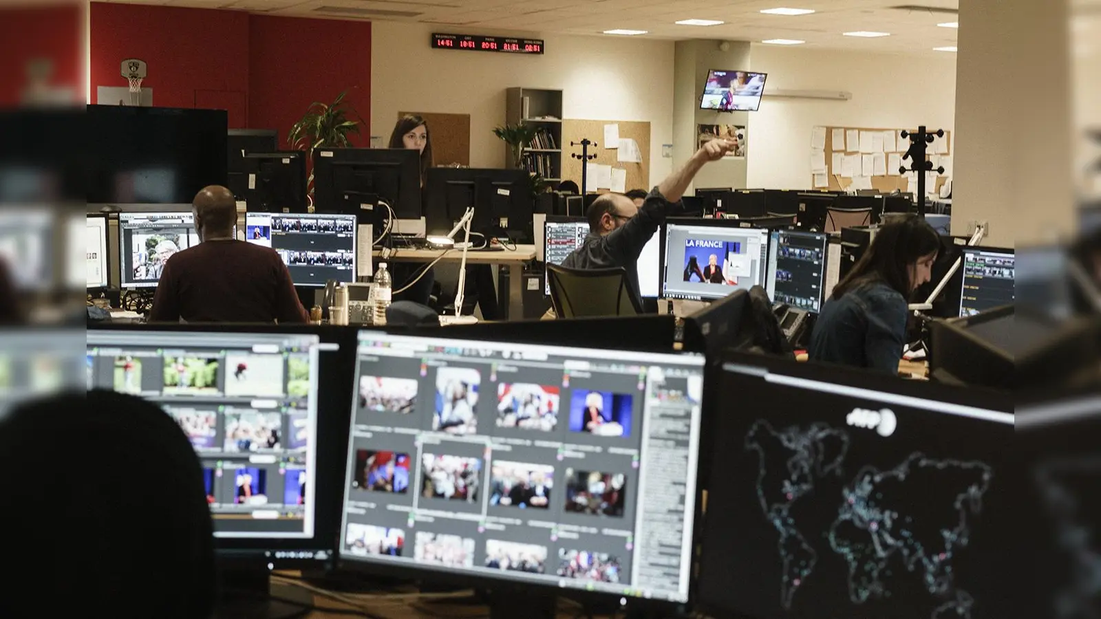 "Picture Desk" von Andreas Langfeld zeigt den Newsroom der Agence France-Presse im Mai 2017. (Foto: VA)