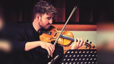 Julian Schad begleitet an der Violine „Mozart auf der Reise nach Prag”. (Foto: Ralf Kilian)