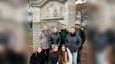 Schülerinnen und Lehrkräfte der Maria-Ward-Mädchenrealschule gedachten den rund 500 Jüdinnen und Juden, die im Kloster St. Michael interniert waren. (Foto: Schule)